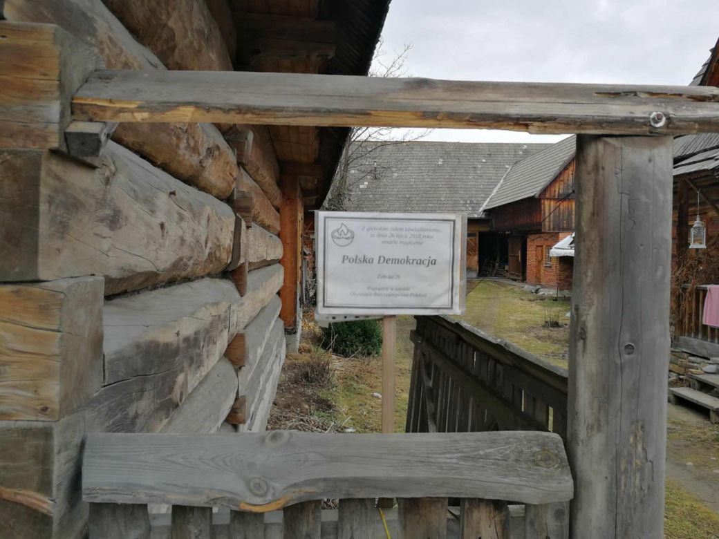 Ta małopolska wieś to żywy skansen. Kilkuset letnie chałupy wciąż zamieszkują mieszkańcy