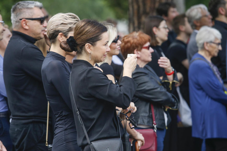 Zapłakane gwiazdy na pogrzebie Joanny Kołaczkowskiej. Steczkowska i Tadla ocierały łzy, panowie też mieli mokre oczy