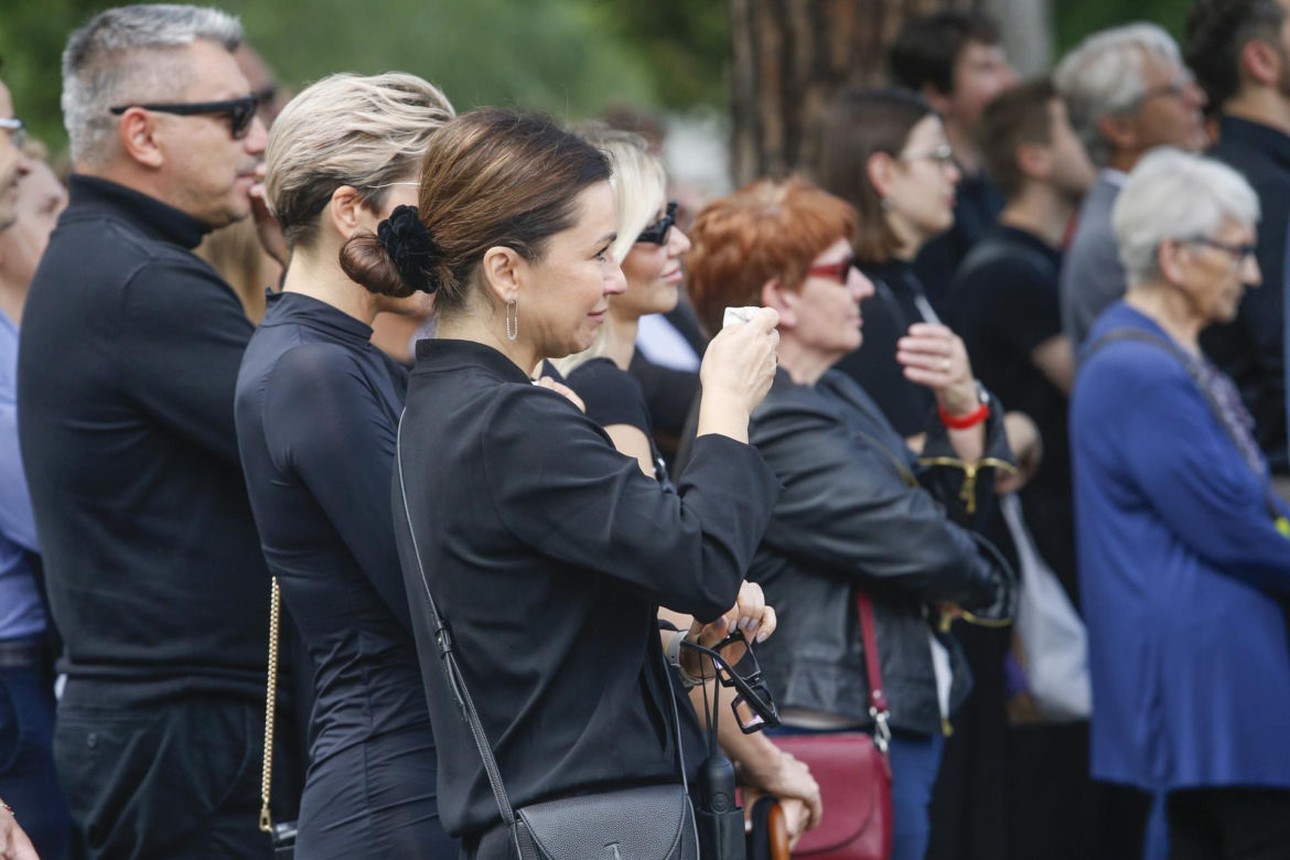 Zapłakane gwiazdy na pogrzebie Joanny Kołaczkowskiej. Steczkowska i Tadla ocierały łzy, panowie też mieli mokre oczy