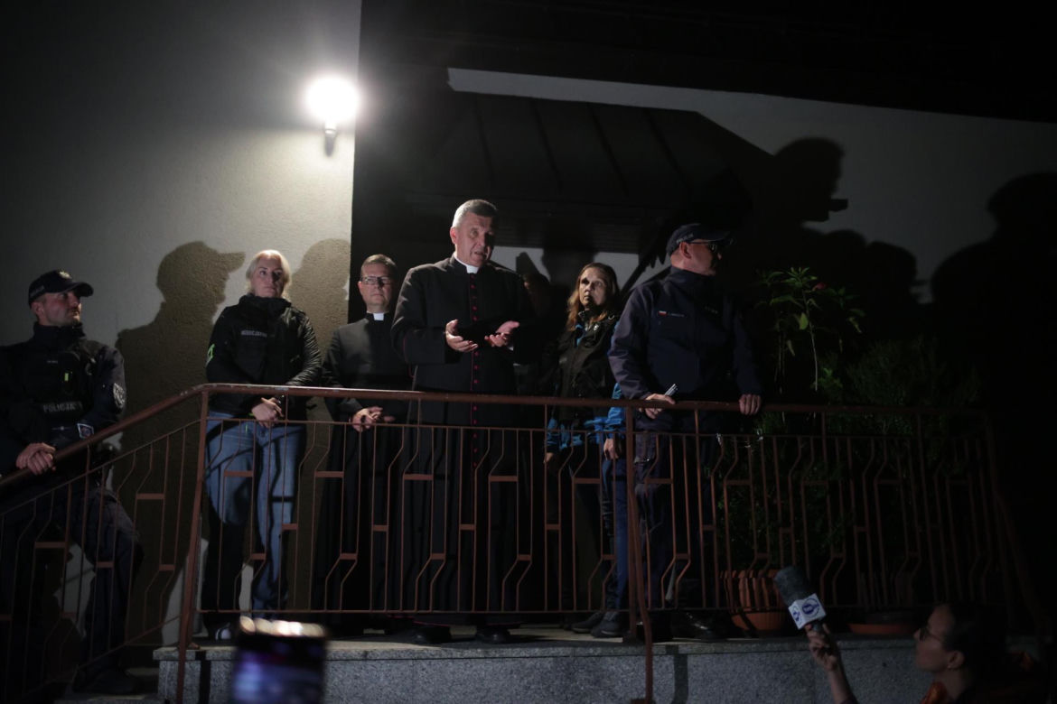 Biskup ewakuowany przez policję. Wierni krzyczeli: "Ty tchórzu!". Nocna awantura w parafii