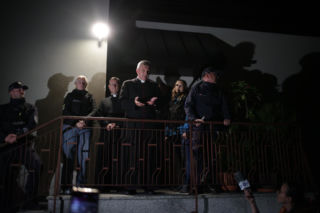 Biskup ewakuowany przez policję. Wierni krzyczeli: Ty tchórzu!. Nocna awantura w parafii