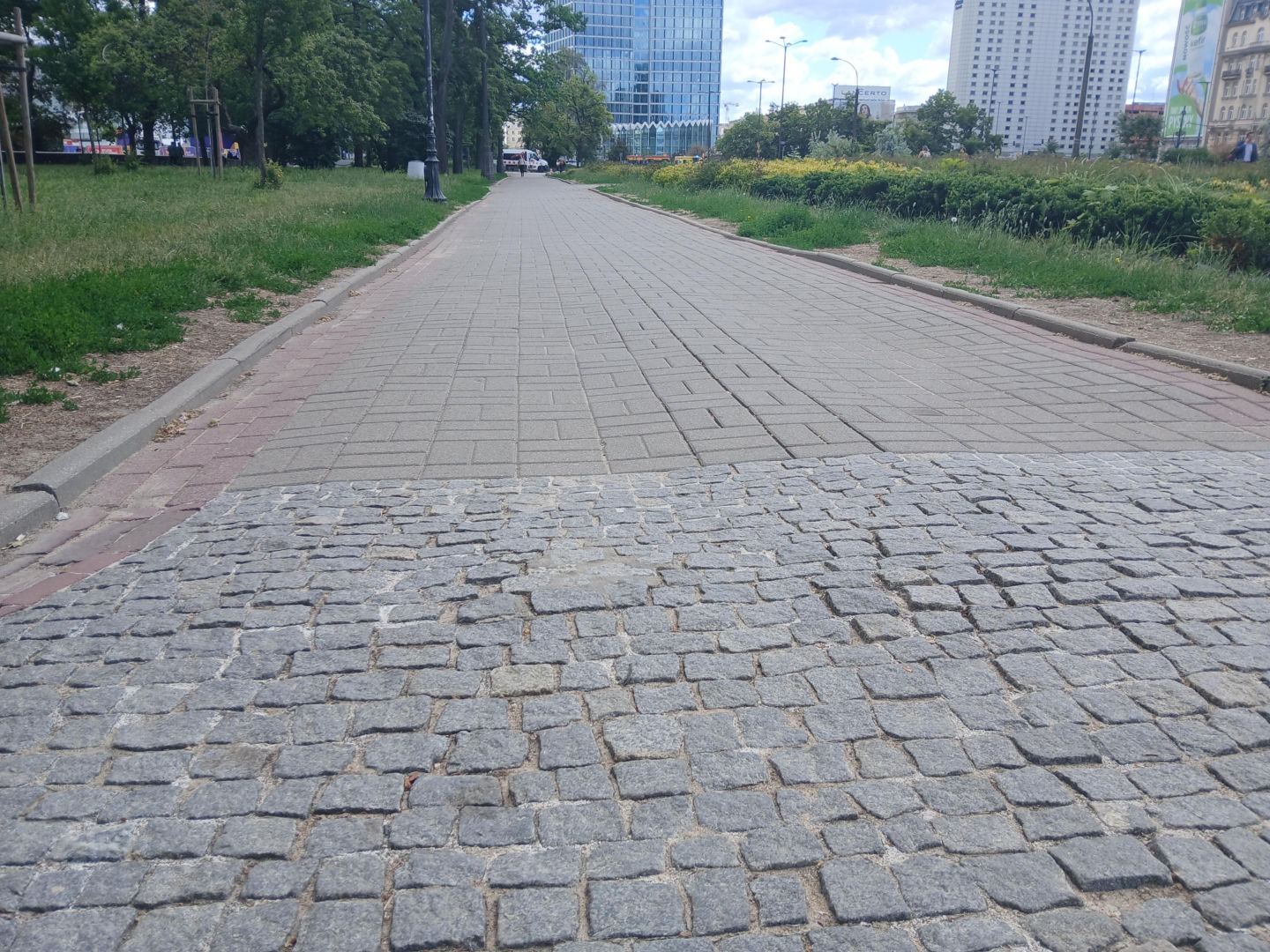 Chodnik łączący Dworzec Centralny i metro Centrum w Warszawie