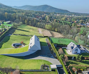 Wyrafinowana geometryczna kompozycja, czyli dom, który wydaje się być w ruchu. Stoi w Beskidzie Śląskim. To projekt KWK Promes
