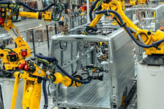 Gigant motoryzacyjny zwalnia 740 osób