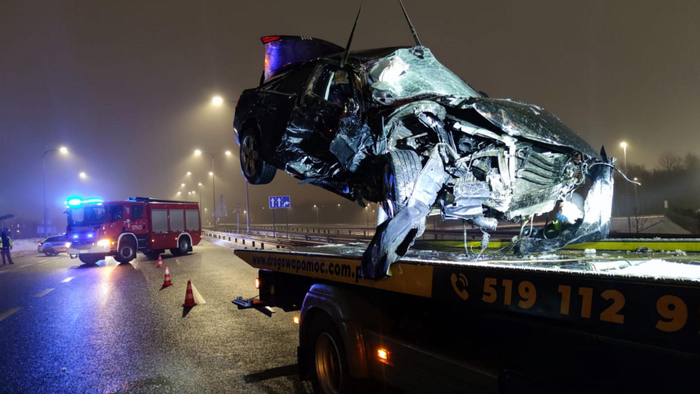  Samochód z impetem wpadł między bariery i dachował. Samochód wygląda jak zgnieciona puszka