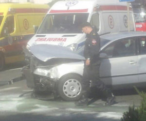 Groźny wypadek na rondzie Jagiellonów w Bydgoszczy. Dwie osoby trafiły do szpitala! [ZDJĘCIA]