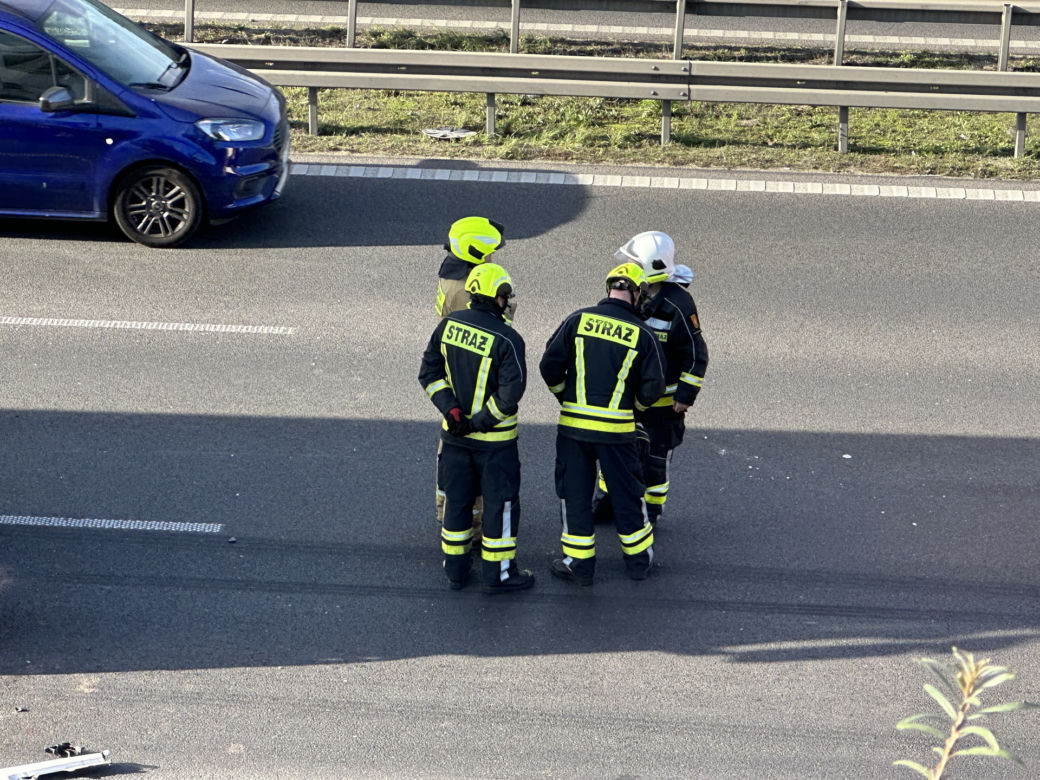 Szoferka kompletnie zmiażdżona, a kierowca wyszedł bez szwanku. Niesamowity wypadek na S8