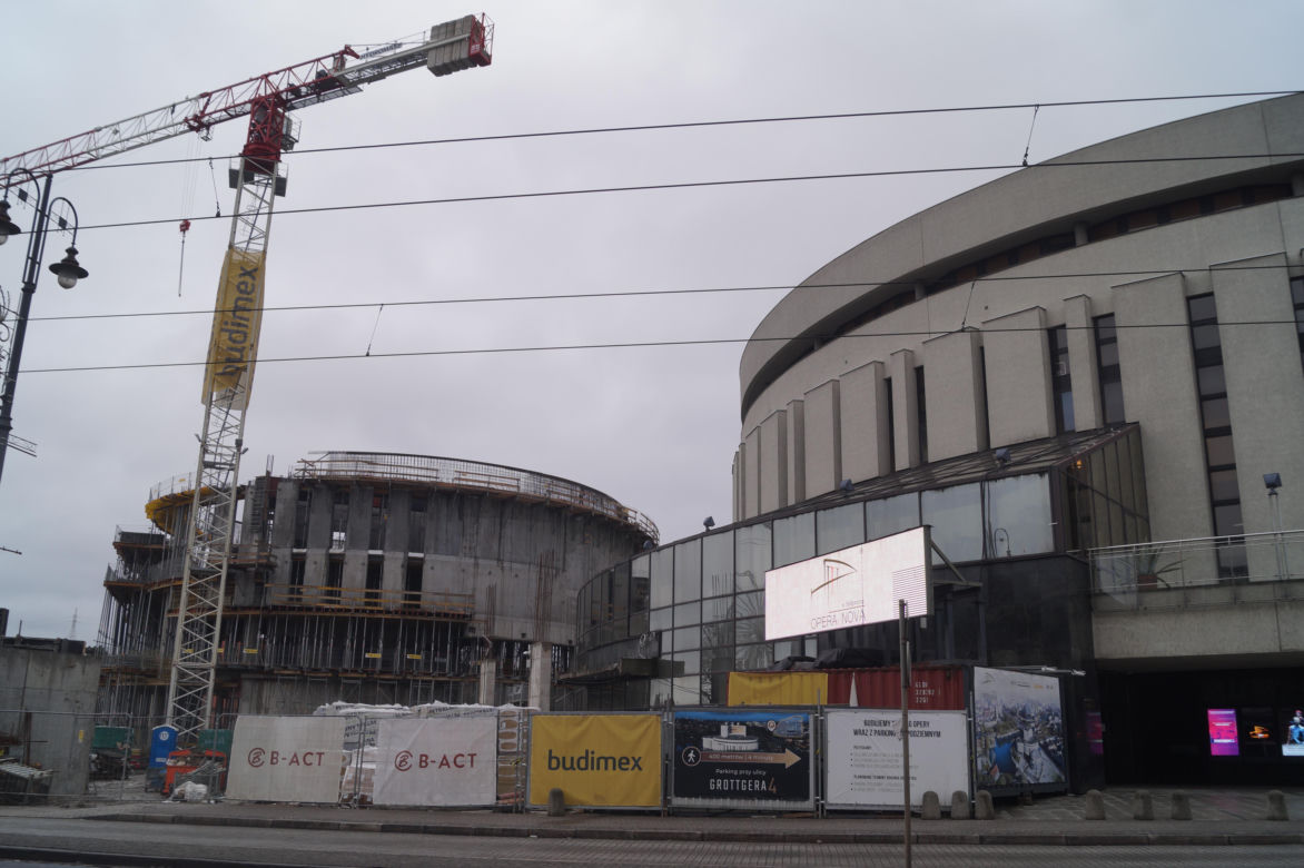 Nowy krąg Opery Nova rośnie w oczach. Zagladamy na plac budowy