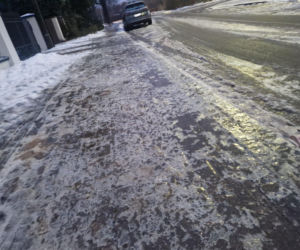 Gołoledź w Toruniu. Ślizgawica na chodnikach, lekarze mają pełne ręce roboty