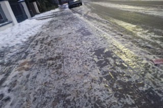 Gołoledź w Toruniu. Ślizgawica na chodnikach, lekarze mają pełne ręce roboty