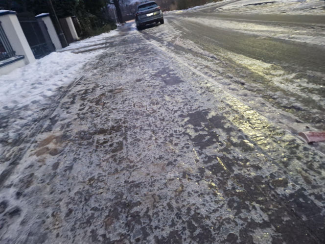 Gołoledź w Toruniu. Ślizgawica na chodnikach, lekarze mają pełne ręce roboty