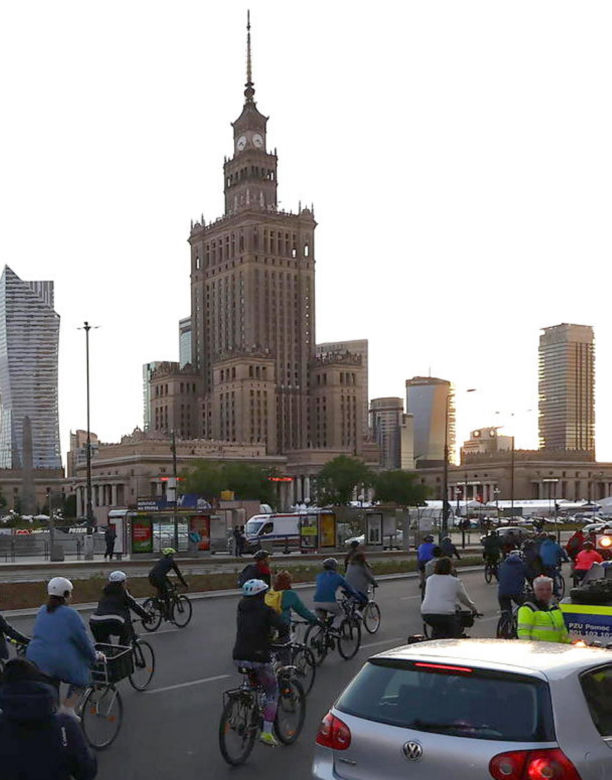 Masa Krytyczna przejechała ulicami Warszawy. Gigantyczne korki w trzech dzielnicach [GALERIA]