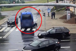 17-latek wjechał hulajnogą w bok busa. Nagranie z monitoringu mrozi krew w żyłach
