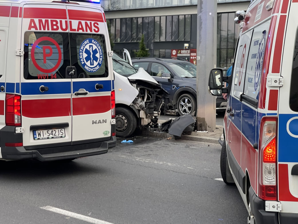 Śmiertelny wypadek w Warszawie. Nie żyje młody mężczyzna, auto prowadził jego teść