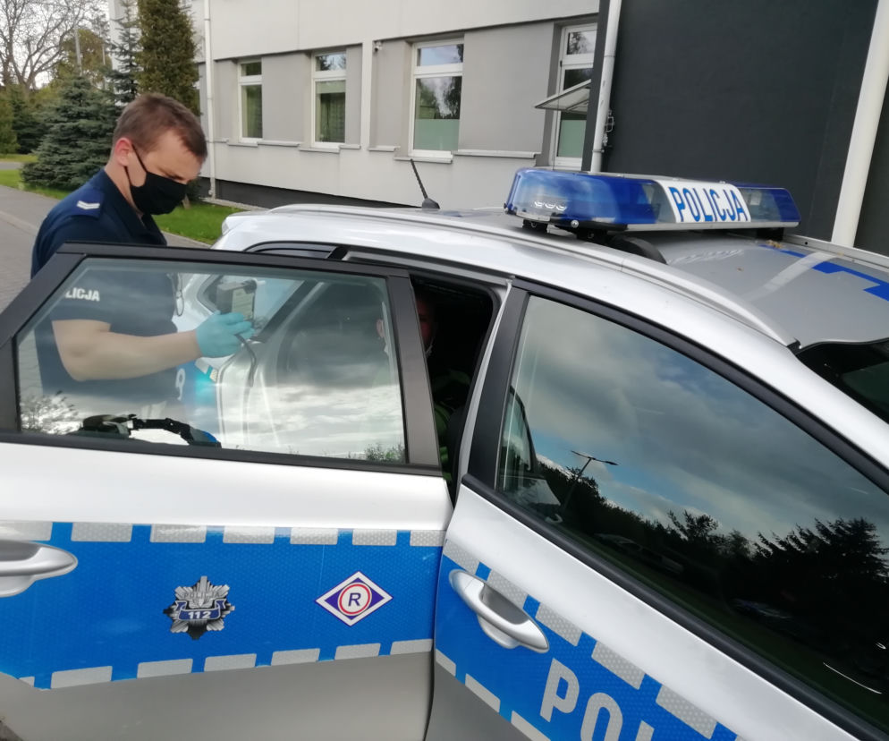 Łódzkie: Skrzyżowanie było za małe - pojechał DRIFTOWAĆ na parking pod komendą policji! 
