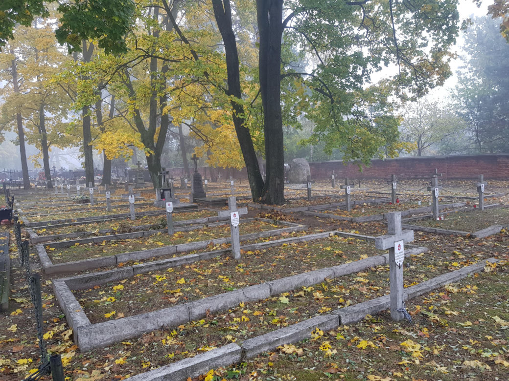 Zrobiliśmy spacer po białostockich nekropoliach. Sprawdź w jakim stanie są nagrobki historycznych postaci [ZDJĘCIA]