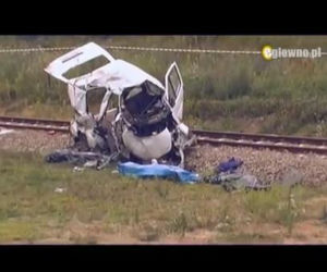 BRATOSZEWICE: Wypadek busa na niestrzeżonym przejeździe kolejowym