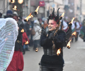 Orszak Trzech Króli 2026 w Toruniu. Zdjęcia z samego serca starówki