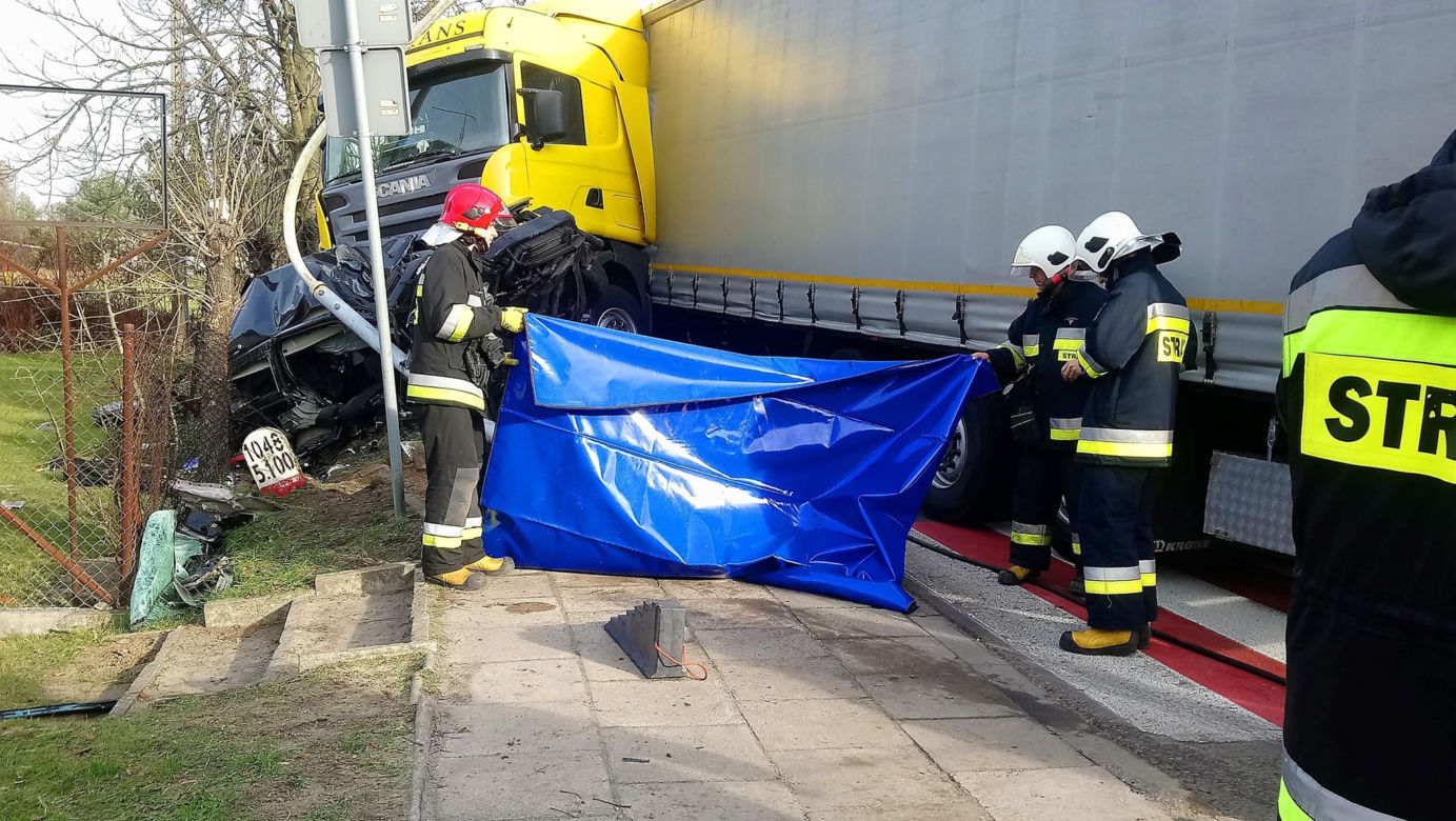 Śmiertelny wypadek w Drużbicach. Nie żyje kierowca osobówki