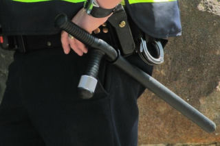 Policjanci oskarżeni o pobicie twierdzą, że poszkodowany sam się pobił. Sąd zdziwiony