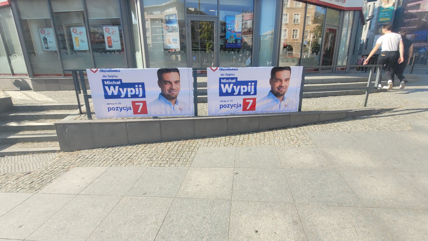 Na autobusach, słupach, budynkach. Bannery wyborcze "zalały" Olsztyn [ZDJĘCIA]