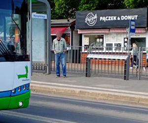 Muzyczne klimaty na przystanku tramwajowym w centrum Szczecina. Skąd wzięło się to nietypowe pianino? 