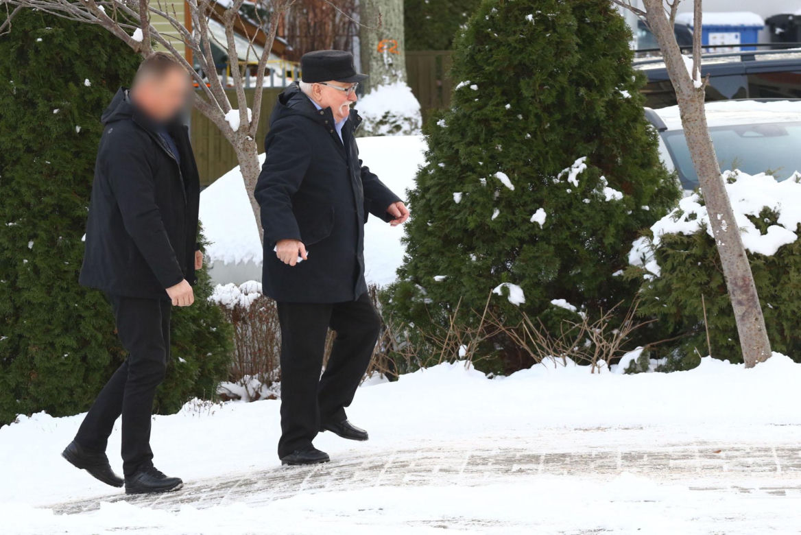 Lech Wałęsa ślizga się na chodniku w drodze do kościoła