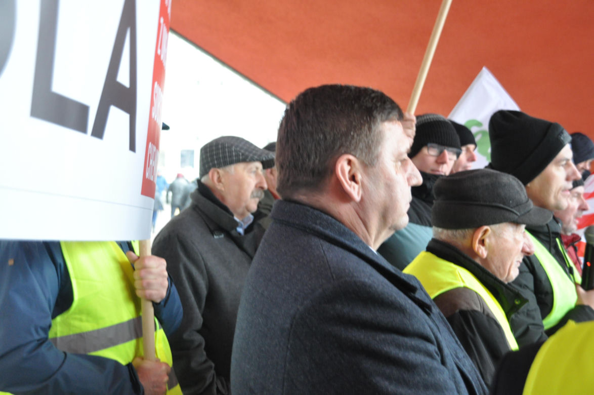 Protest rolników przed Urzędem Wojewódzkim w Kielcach