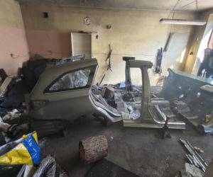 20 zarzutów za paserstwo. Rozbierali auta pod Wołominem. Kobra likwiduje samochodową dziuplę!