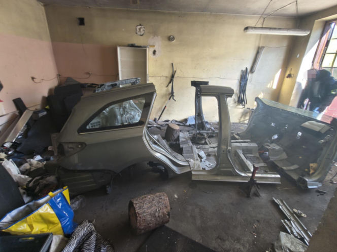 20 zarzutów za paserstwo. Rozbierali auta pod Wołominem. "Kobra" likwiduje samochodową dziuplę!