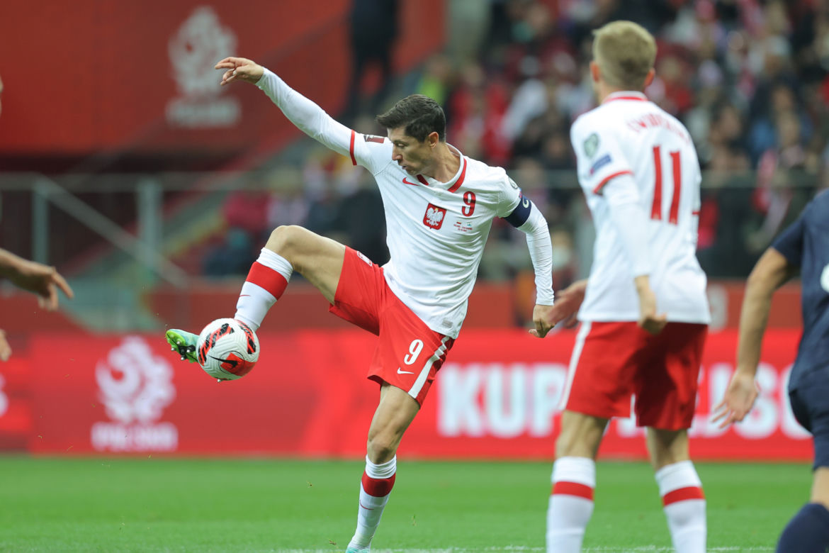 Robert Lewandowski na spacerze z rodziną