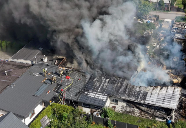 Groźny pożar pod Warszawą. Z ogniem walczą dziesiątki strażaków
