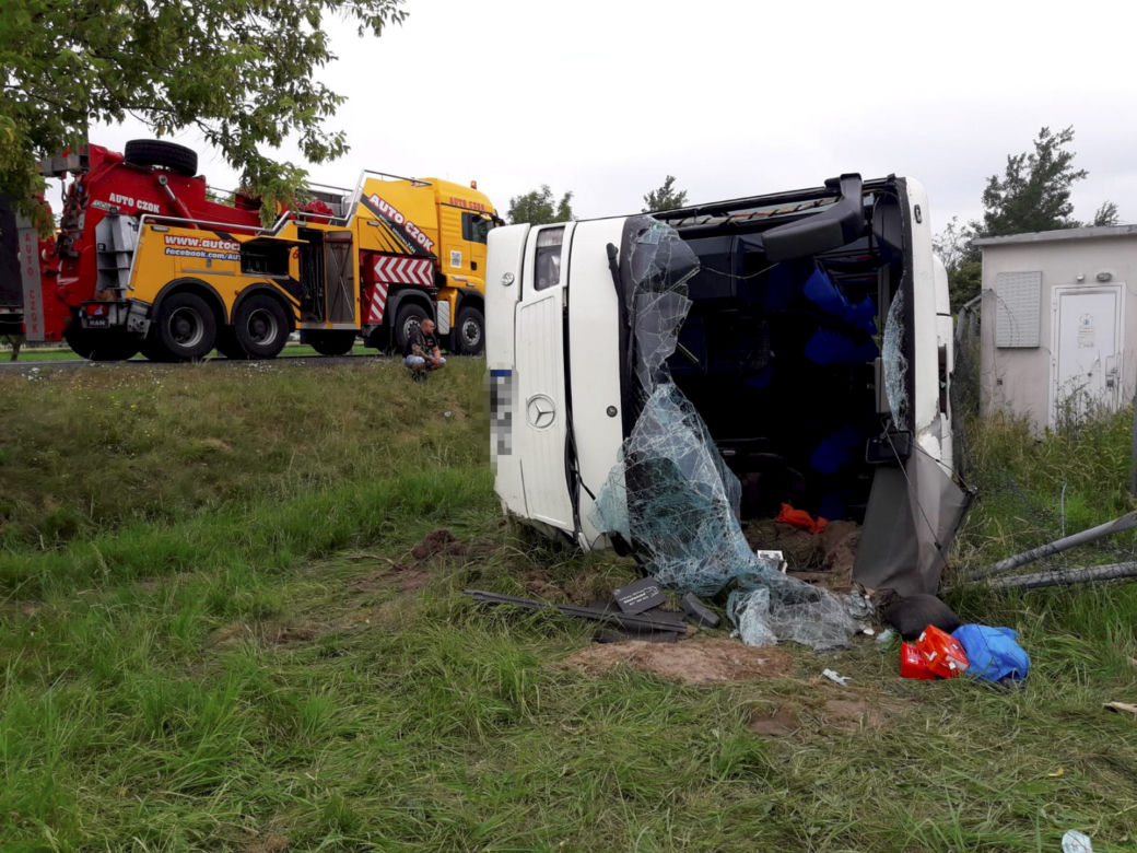 Wypadku autokaru wiozącego dzieci w Jełowej pod Opolem 