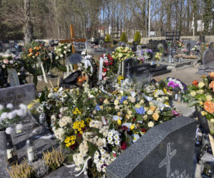 Rodzinna masakra w Kadłubie. Ojczym i prababcia 17-letniego mordercy spoczęli w osobnych grobach