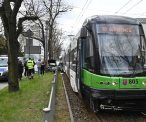 Wypadek na al. 3 Maja. Samochód zderzyl się z tramwajem