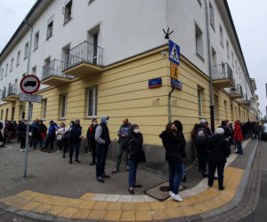 Gigantyczna kolejka do szczepień bez rejestracji. Plac Bankowy