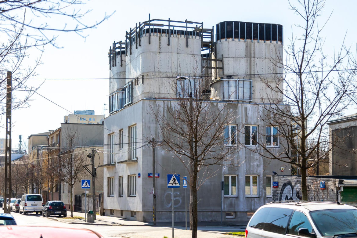 Nadbudowa kamienicy na Gocławku w Warszawie