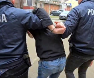 Strach, łzy i manipulacja. Dwaj mężczyźni wyłudzili tysiące od seniorki. Miała przeznaczyć je na leczenie