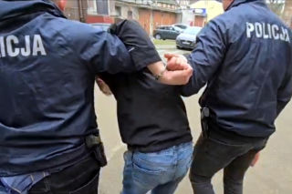 Strach, łzy i manipulacja. Dwaj mężczyźni wyłudzili tysiące od seniorki. Miała przeznaczyć je na leczenie