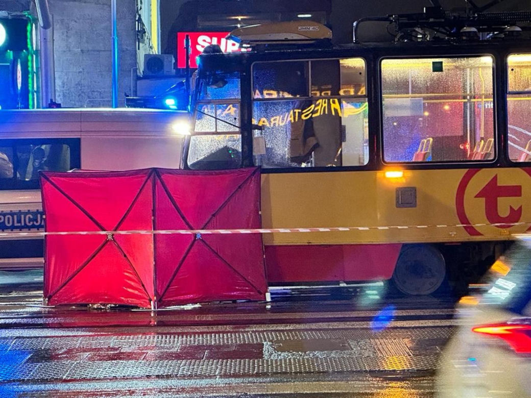 Staruszka wpadła pod tramwaj na przejściu dla pieszych! Tragedia w centrum