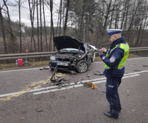 Zalesie. Zderzenie BMW z citroenem. Śmigłowiec zabrał kobietę do szpitala