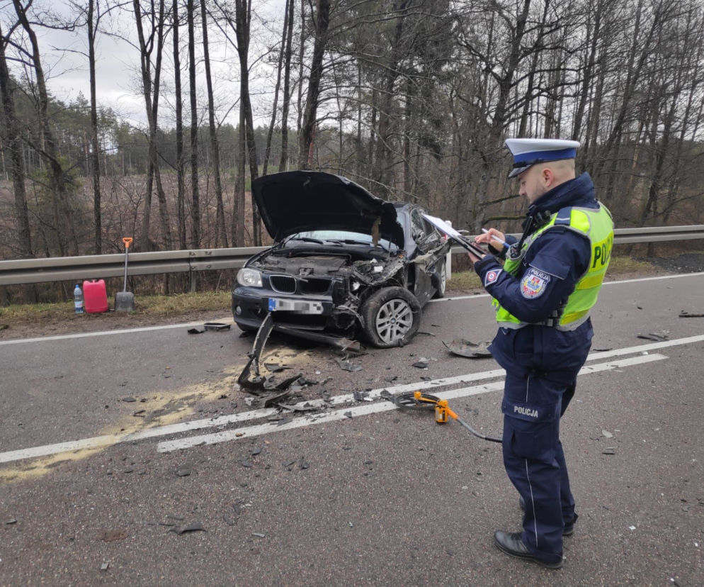 Zalesie. Zderzenie BMW z citroenem. Śmigłowiec zabrał kobietę do szpitala