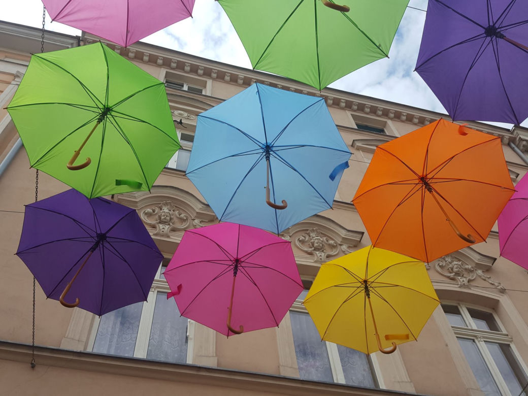Nad ulicą Wróblewskiego zamontowano dziś girlandy