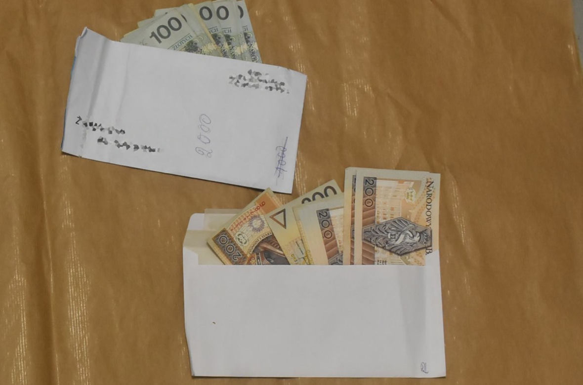 Policjanci zatrzymali mężczyzne który miał być kurierem oszustwów metodą "Na wnuczka"