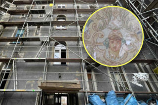 Ukryte skarby w kamienicy w centrum miasta. Przez dziesięciolecia były zasłonięte warstwami farby