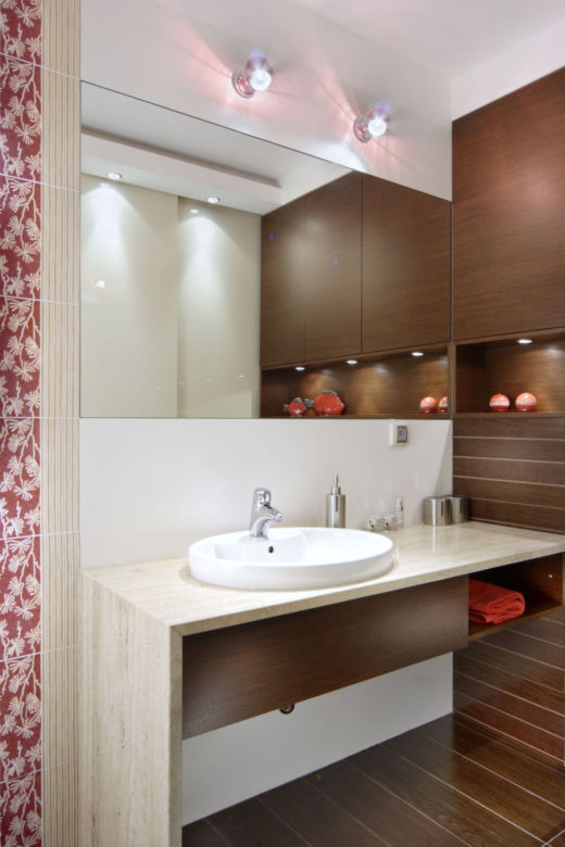 Dekoracyjne kafelki wokół lustra