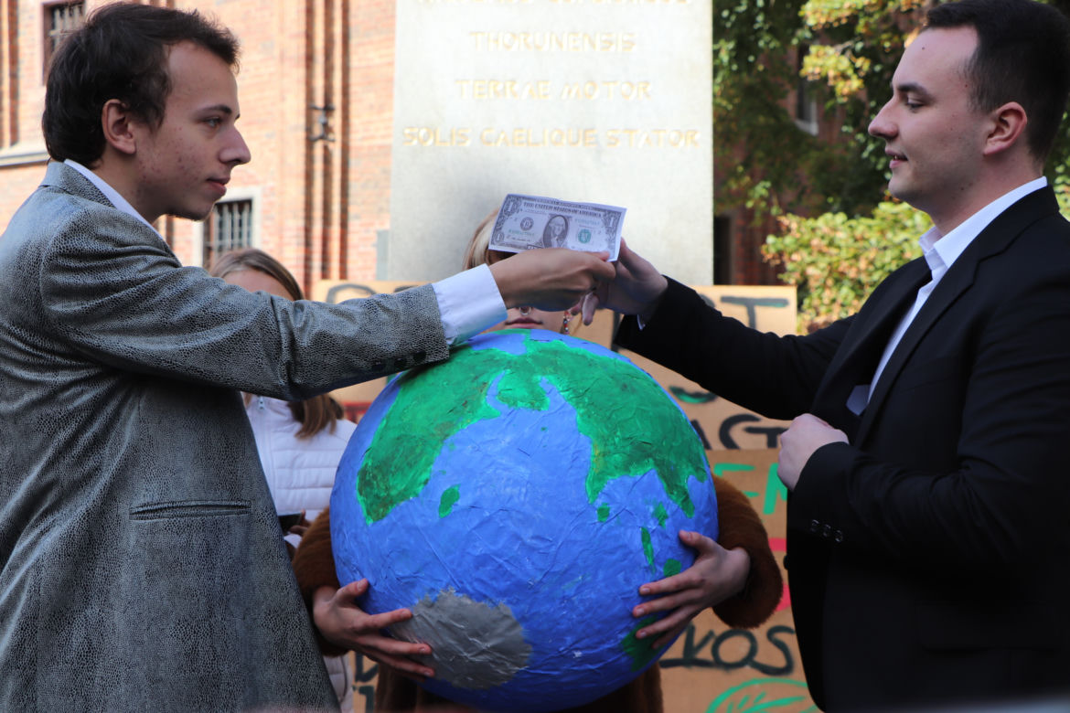 Młodzieżowy Strajk Klimatyczny w Toruniu. Protestowali przeciwko rządowi i korporacjom