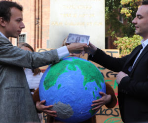 Młodzieżowy Strajk Klimatyczny w Toruniu. Protestowali przeciwko rządowi i korporacjom