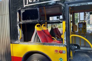 Warszawa: Ciężarówka huknęła w miejski autobus. W środku byli pasażerowie. Groza w al. Jerozolimskich