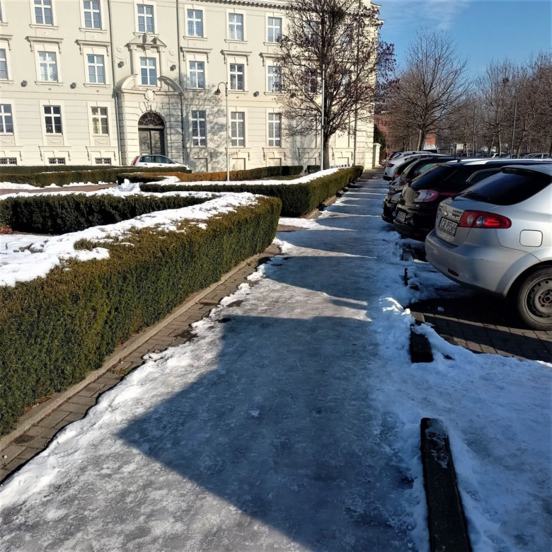 Bydgoskie chodniki jak lodowisko! Mieszkańcy są załamani. "Przecież na tym można się zabić!" [ZDJĘCIA]